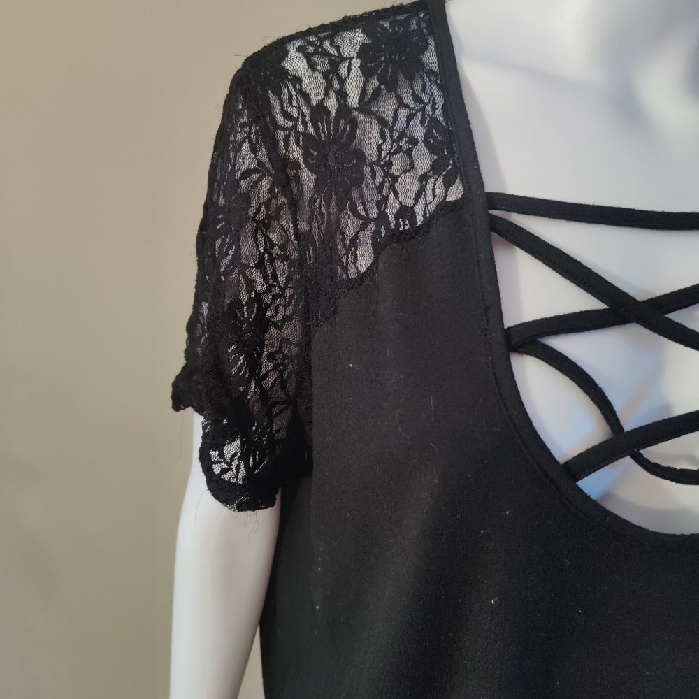 Cute cleavage show off shirt